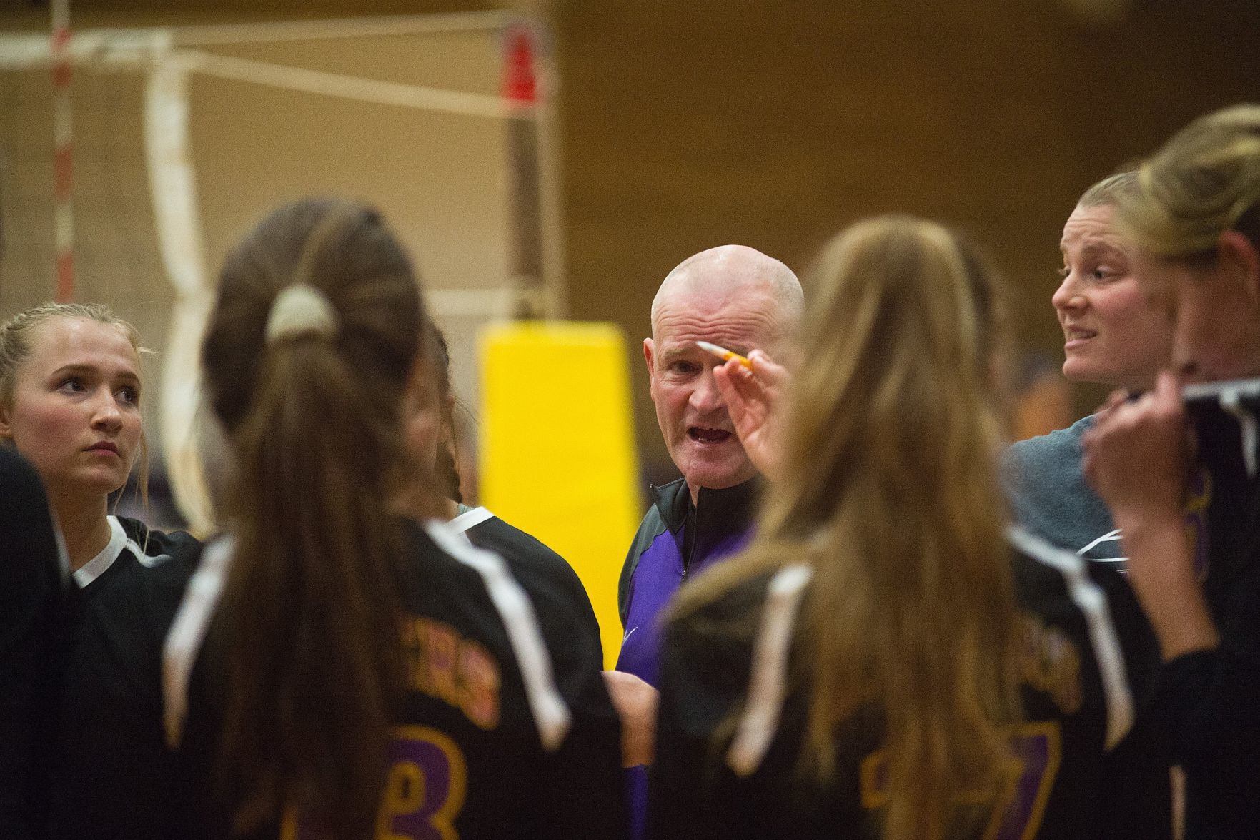110118-blm-spt-17bhsvolley